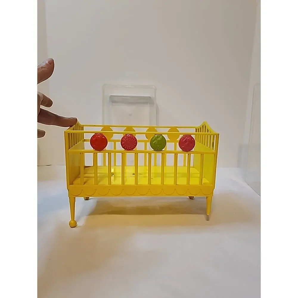 Vtg 1964 Suzy Cute Drink N Wet Doll Crib & Clear Case Topper